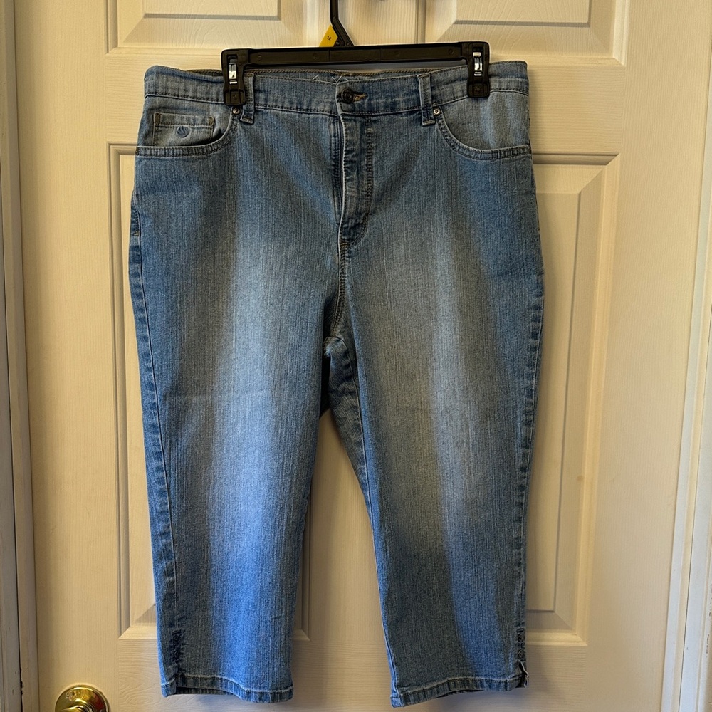 Gloria Vanderbilt Light Wash Denim Capris
